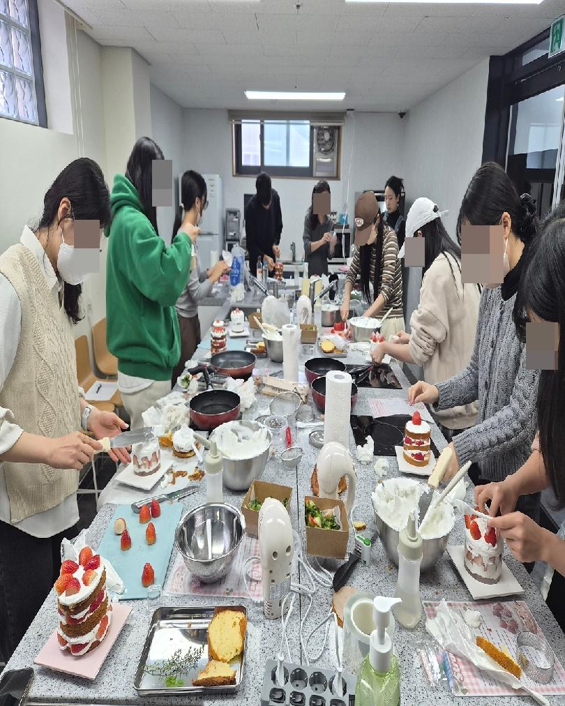2025.12.20.딸기케이크만들기8.jpg