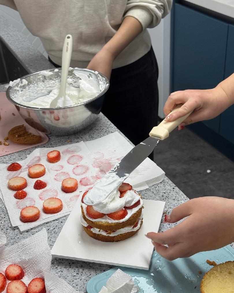 2025.12.20.딸기케이크만들기8.jpg